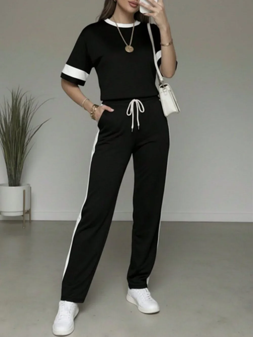 Black Casual Women's Contrast Color Round Neck Short Sleeve Top & Pants set